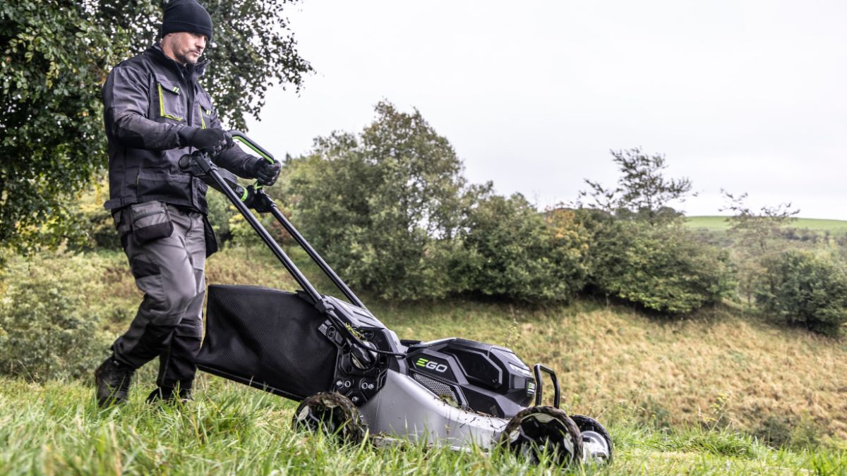 Can you mow the lawn in winter?